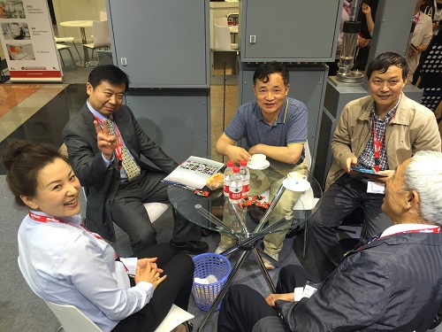中科院上海硅酸盐研究所陶顺衍教授（左二）与中科院”百人计划”、武汉理工大学首席教授曹学强(左三)来我司展台交流